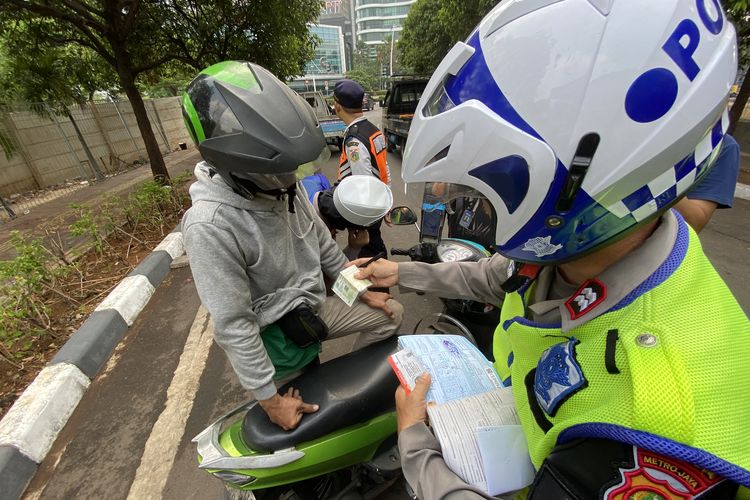 Tilang Manual Kembali Diterapkan Terbatas, Ini Alasan Polisi