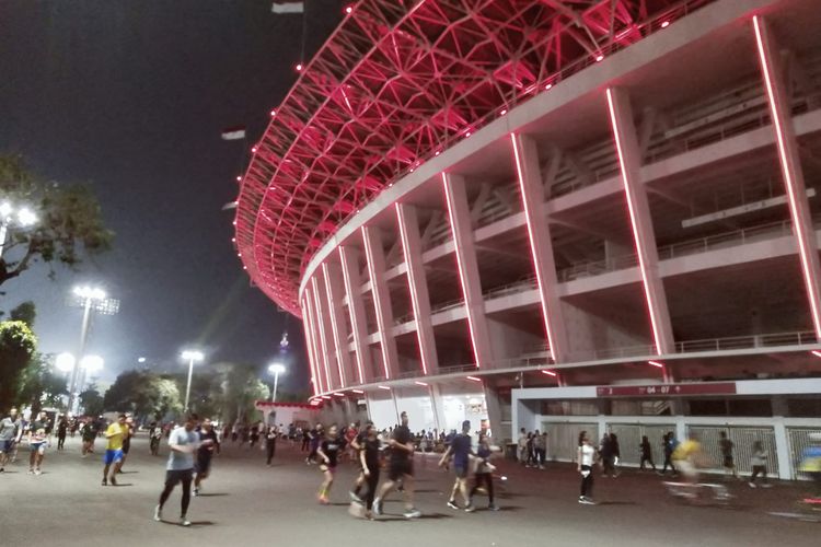 Stadion Utama Gelora Bung Karno (GBK) menjadi salah satu spot favorit di Jakarta untuk berolahraga di malam hari.