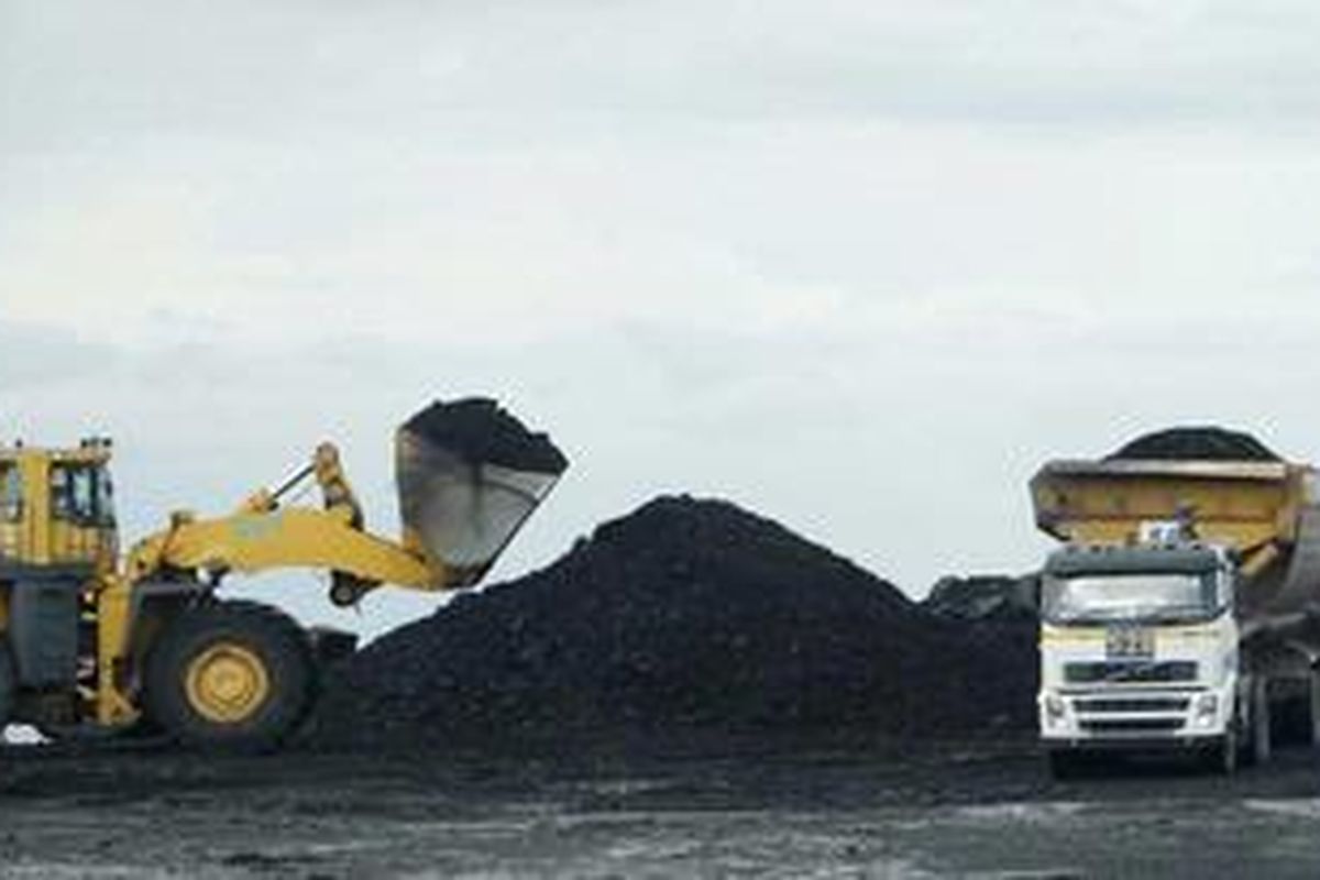 Alat berat mengangkut batubara ke bak truk railer di blok Tutupan yang ditambang PT Adaro Indonesia di perbatasan Kabupaten Tabalong dan Balangan, Kalimantan Selatan, Kamis (20/5/2010). Permintaan batu bara dalam negeri dari China mencapai 20 juta ton tahun ini, pemerintah menargetkan produksi batu bara dalam negeri mencapai 320 juta ton tahun ini.