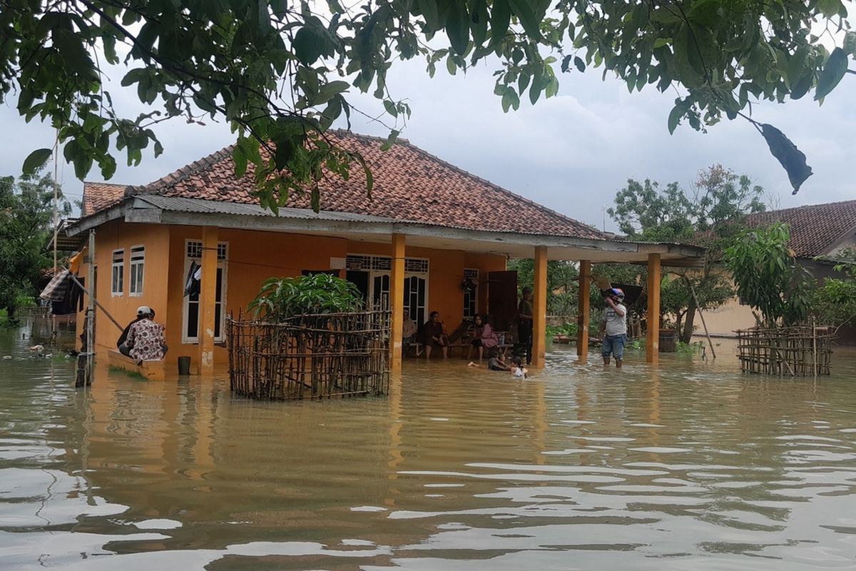 Banjir di Dusun Pengasinan, Desa Karangligar, Kecamatan Telukjambe Barat, Kabupaten Karawang, Sabtu (25/2/2023).