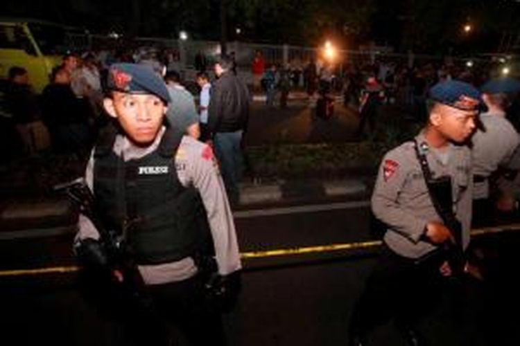 Polisi berjaga di lokasi  penembakan Bripka Sukardi di depan Gedung KPK, Jalan Rasuna Said, Jakarta Selatan, Selasa (10/9/2013) malam.