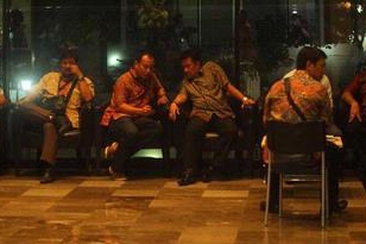 Sejumlah polisi berbaju batik tampak menunggu di gedung KPK, Kuningan, Jumat (5/10/2012). Informasi yang beredar, polisi akan menahan seorang penyidik KPK Komisaris Polisi Novel terkait kematian tahanan di Polda Bengkulu saat ia bertugas. 