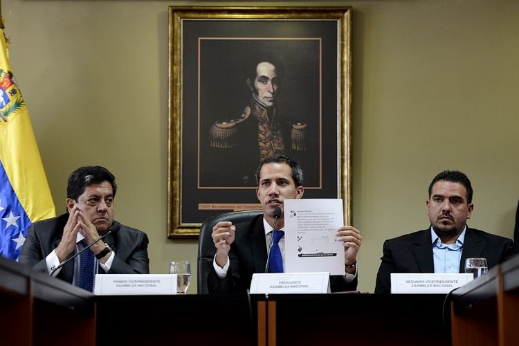 Pemimpin oposisi Venezuela Juan Guaido (tengah), diapit oleh wakil presiden pertama Majelis Nasional Edgar Zambrano (kiri) dan wakil presiden kedua Stalin Gonzalez (kanan), di Caracas, Venezuela, pada 16 April 2019. (AFP/MATIAS DELACROIX) 