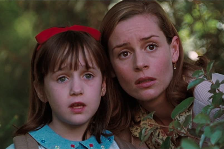 Embeth Davidtz dan Mara Wilson dalam film Matilda (1996).