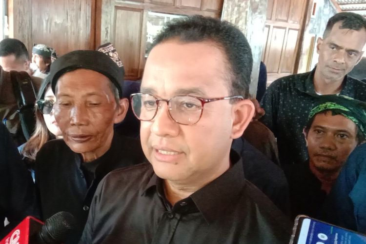 Anies Baswedan bersama tokoh adat masyarakat Banyuwangi 