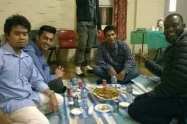 Wajiran (kiri) sedang berbuka puasa bersama rekan-rekannya sesama mahasiswa UTAS di Tasmania, Australia.