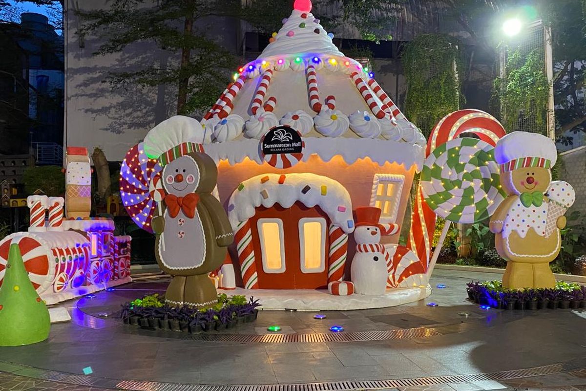 Dekorasi khas Natal menghiasi Mal Kelapa Gading, Jakarta Utara pada Rabu (7/12/2022). Salah satunya Gingerbread House yang berada di luar area mal. 