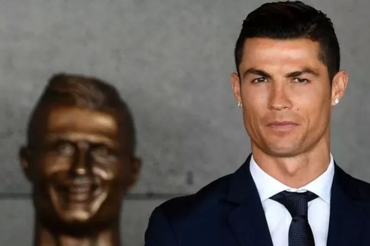 Pada 2017 lalu, patung Ronaldo di bandara Madeira, Portugal, diejek sehingga akhirnya diganti.