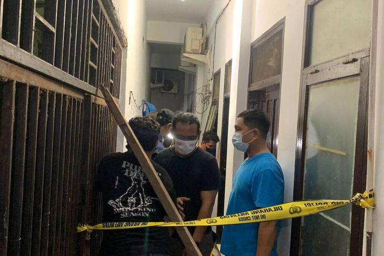 Polisi yang melakukan pemeriksaan di kamar indekos penemuan jasad wanita dan pria di Jalan Muh Tahir Lorong 7, Kecamatan Tamalate, Kota Makassar, Sulsel, Rabu (15/11/2023) malam.