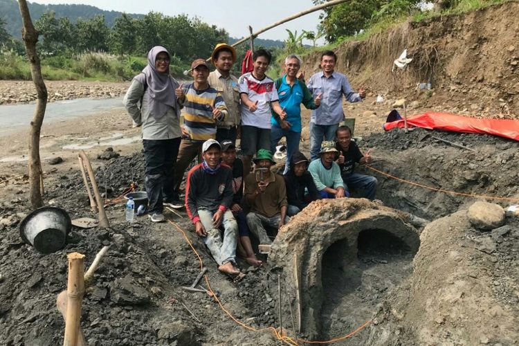 Peneliti ITB tampak tengah berfoto disamping penemuan fosil gading stegodon berumur plestosen awal atau sekitar 1,5 juta tahun lalu,