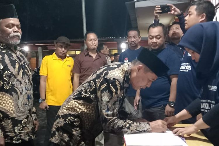 Pasangan Bakal calon Bupati Jember dari jalur Independen Djamas saat menyerahkan berkas ke KPU Jember 