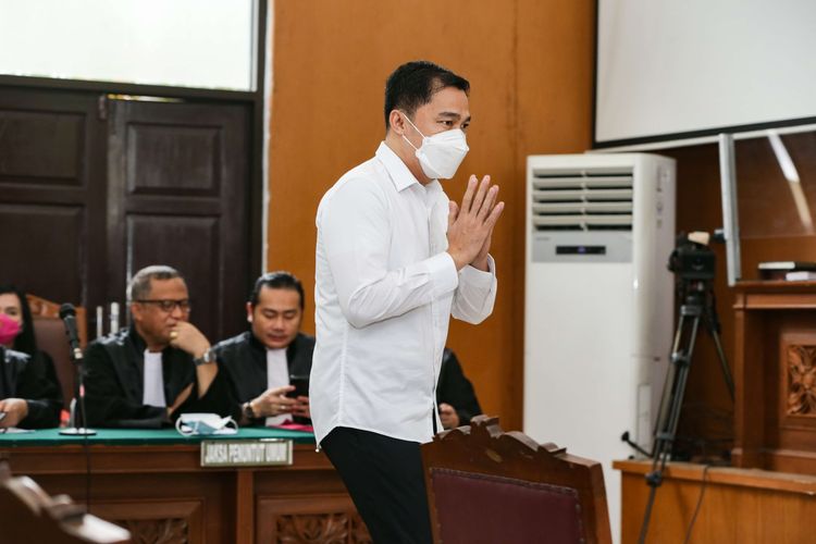 Terdakwa kasus perintangan proses penyidikan terkait pengusutan pembunuhan berencana Nofriansyah Yosua Hutabarat atau Brigadir J,  Arif Rachman Arifin menjalani sidang vonis di Pengadilan Negeri Jakarta Selatan, Kamis (23/2/2023).