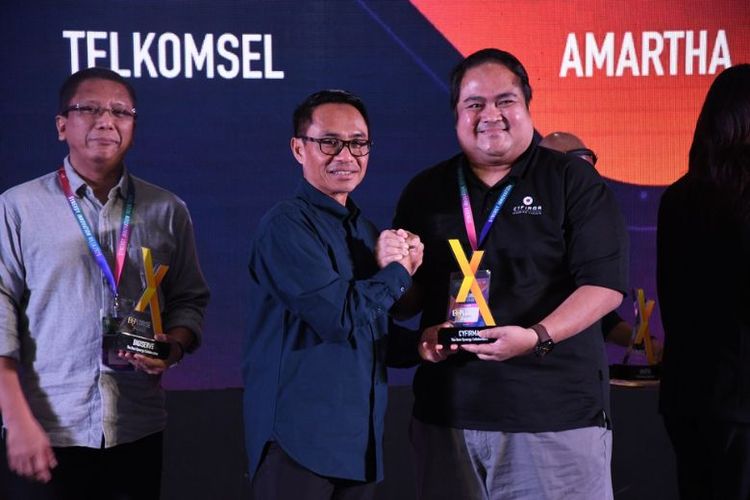Direktur IT Digital Telkom Indonesia Faizal Rochmad Djoemadi saat memberikan penghargaan pada pemenang kategori "The Best Synergy Collaboration" pada acara Synergy Innovation Week 2025 di Bandung pada Kamis (27/11).