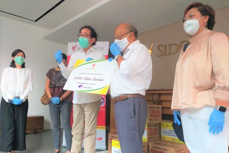 Direktur Sido Muncul Irwan Hidayat menyerahkan bantuan 6.000 paket sembako kepada Yayasan Media Group yang selanjutnya disalurkan kepada Jaringan Gusdurian dan Rumah Harapan, Sabtu (17/4/2020)