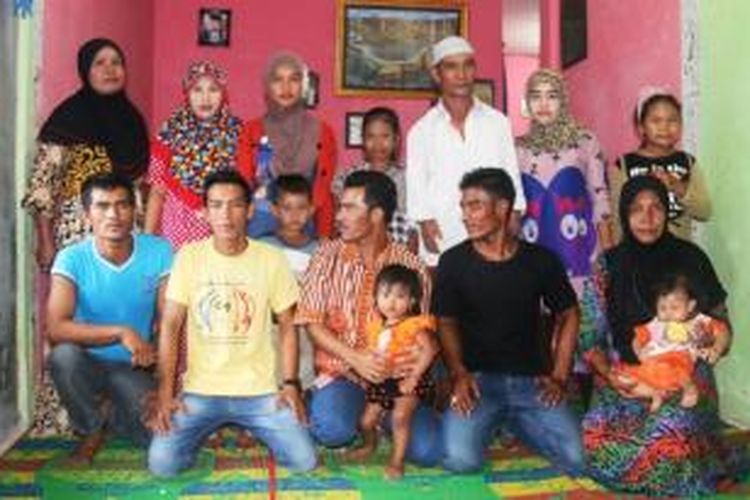 Setelah satahun lebih terpisah dengan suami serta kedua putranya, Cut Anasih (40) keluarga nelayan  warga Desa Blang Beurandang, Kecamatan Johan Pahlawan, Kabupaten Aceh Barat, kini keluarga nelayan tradisional itu kembali utuh dan bisa berkumpul kembali seperti sedia kala.
