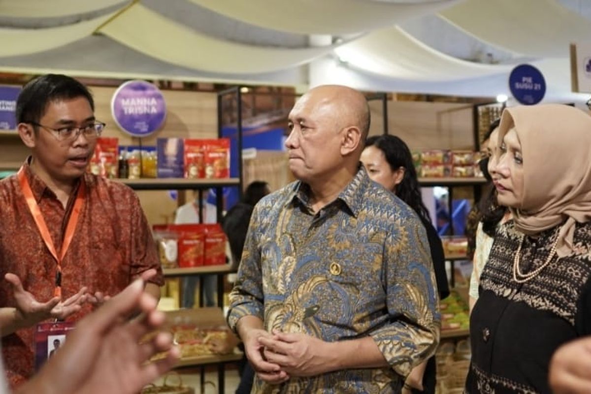 Menteri Koperasi dan UMKM Teten Masduki (tengah) bersama EVP Transaction Banking Business Development BCA I Ketut Alam Wangsawijaya (kiri) meninjau area BCA di Pasar Nusa Dua, Bali Collection, Kawasan ITDC Nusa Dua, Bali.