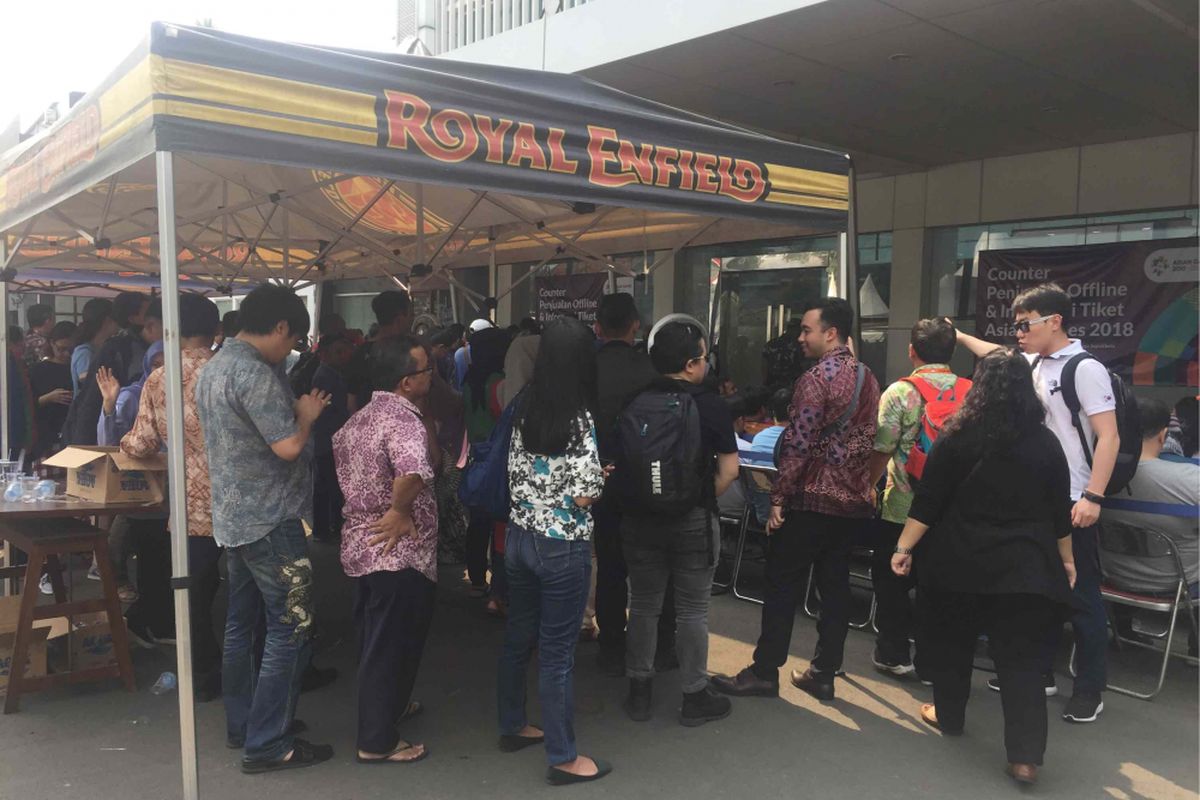 Sejumlah orang mengantre di kios penukaran dan pembelian tiket Asian Games yang dibuka oleh  kiosTix di Jalan Pejaten Barat No  5, Jakarta Selatan, Kamis (16/8/2018). 