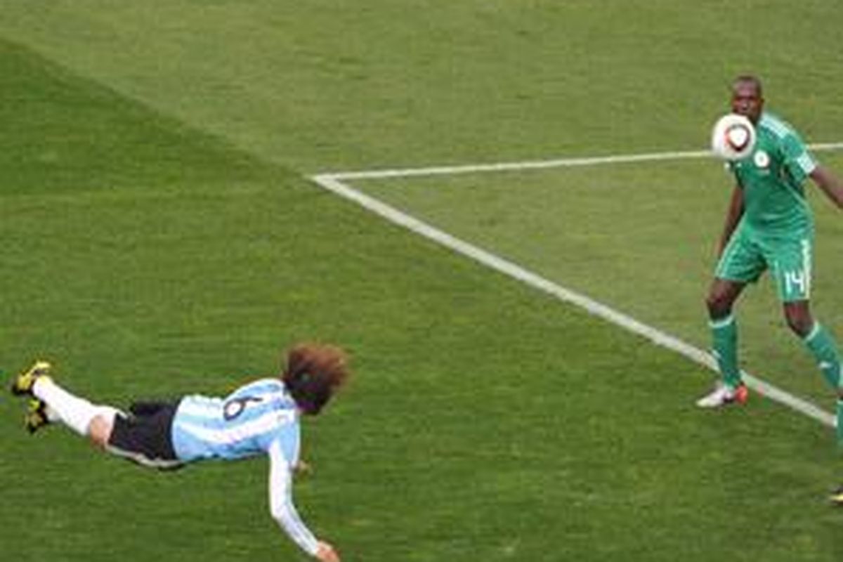 Gabriel Heinz terbang untuk menyundul bola, yang membuat Argentina unggul 1-0 atas Nigeria.