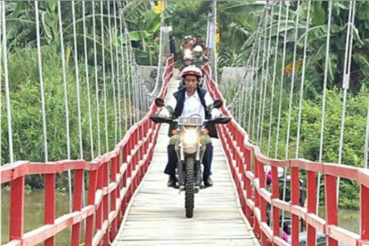 Presiden Joko Widodo mengendarai sepeda motor trail saat kunjungan kerjanya ke Muara Gembong, Bekasi, Rabu (1/11/2017)