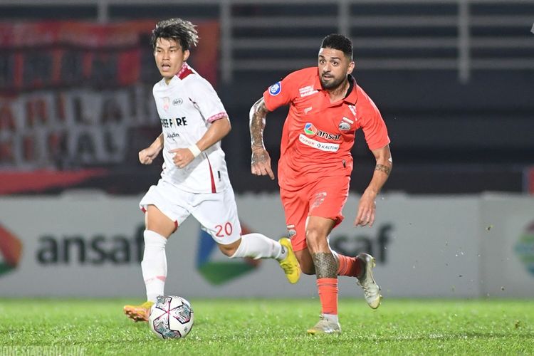 Pemain Borneo FC Jonathan Bustos (kiri) dikawal pemain Persis Solo saat pertandingan pekan ke-7 Liga 1 2022-2023 yang berakhir dengan skor 2-1 di Stadion Segiri Samarinda, Minggu (28/8/2022) malam.