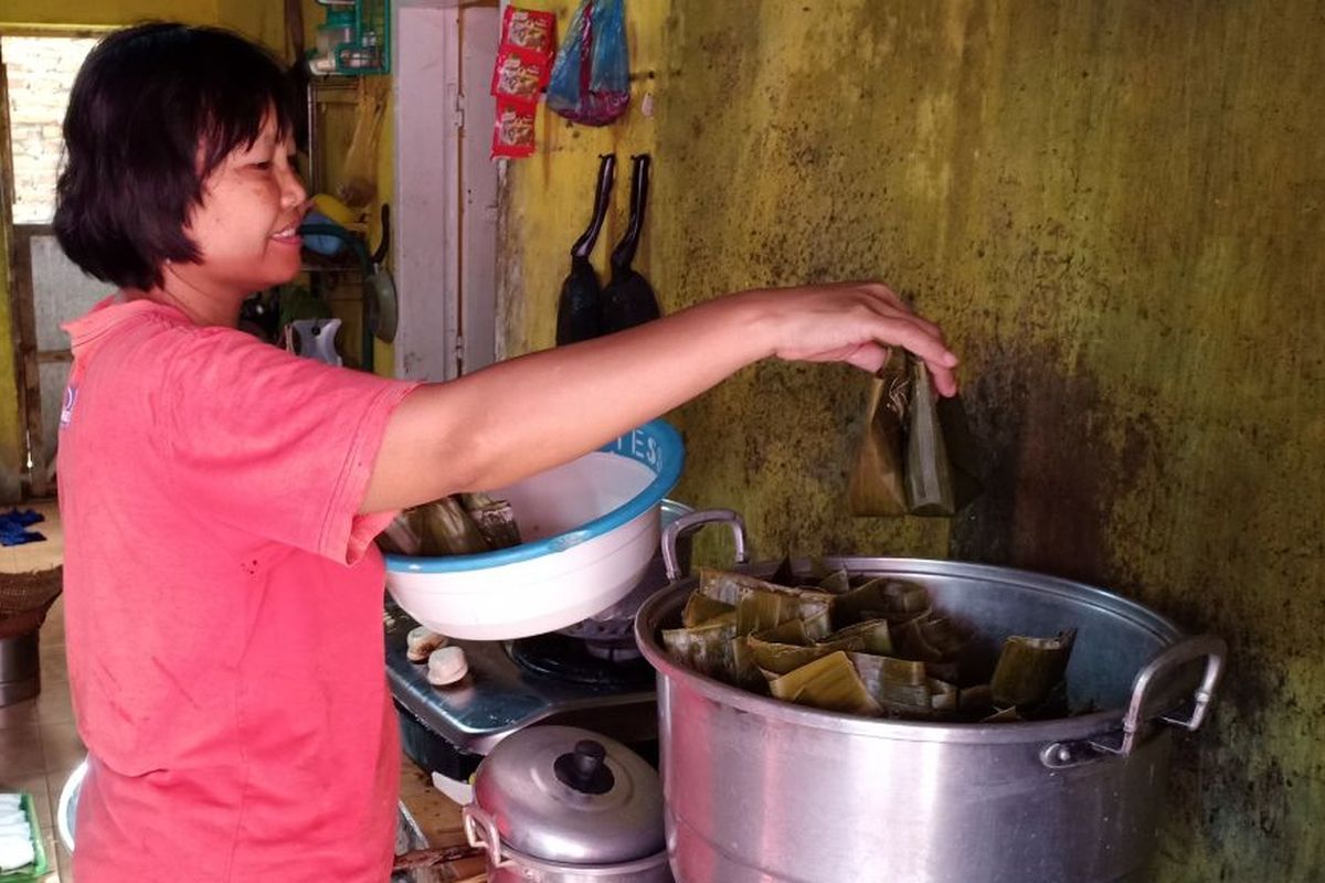 Ina menyiapkan Kopyor Roti