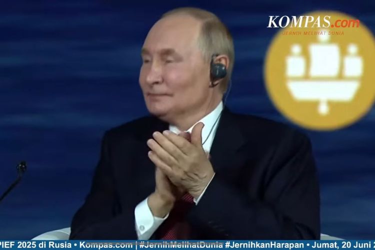 Presiden Rusia Vladimir Putin mendengar pidato Presiden Prabowo Subianto di The 28th St Petersburg International Economic Forum (SPIEF 2025) di Rusia, Jumat (20/6/2025).