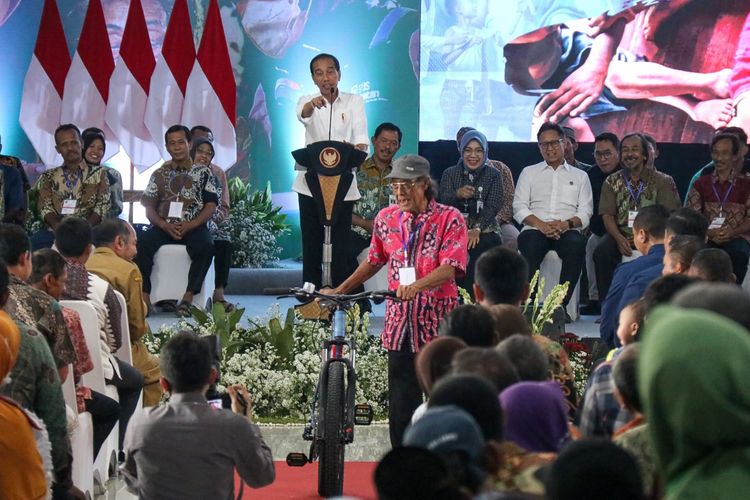 Presiden Joko Widodo beri hadiah berupa sepeda ke warga Blora saat kunjungan kerja di Blora, Jawa Tengah, Selasa (23/1/2024)