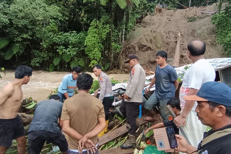 Pikap Pengangkut Sayur di Taput Diterjang Longsor Masuk ke Sungai, 3 Orang Tewas