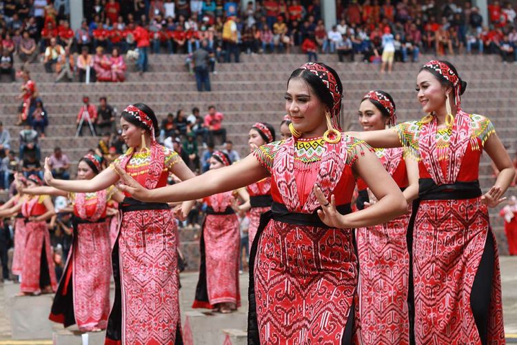 Masyarakat menampilkan pertunjukan seni dan budaya dalam Pekan Gawai Dayak ke-33 di Rumah Radakng, Kota Pontianak, Kalimantan Barat, Minggu (20/5/2018).  Perhelatan gawai ini merupakan salah satu wujud eksistensi seni dan budaya masyarakat Dayak, baik di tingkat nasional dan internasional.