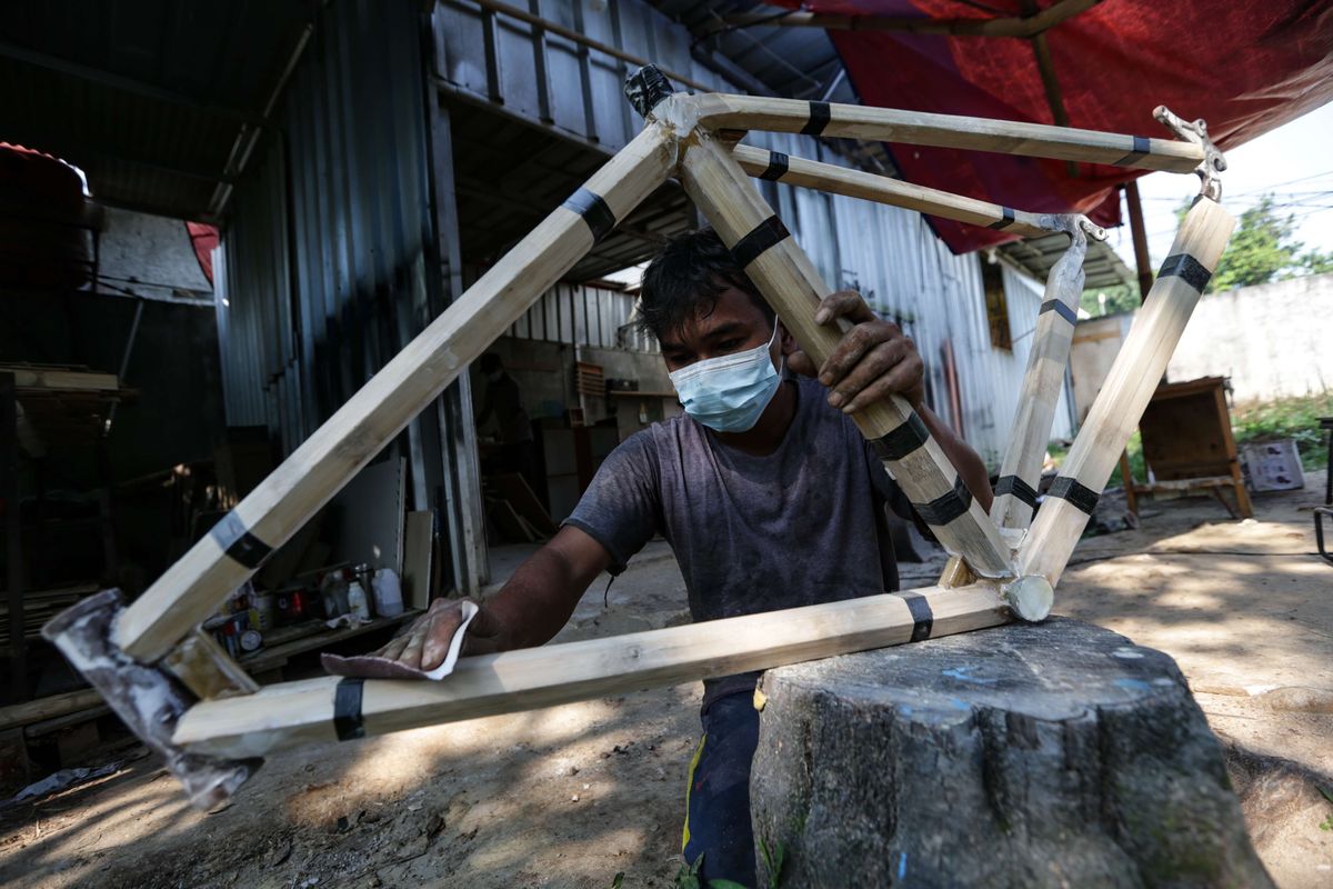 Pembuatan sepeda bambu di workshop Arana Bike, Gunung Putri, Kabupaten Bogor, Kamis (26/8/2021). Salah satu sepeda bambu tipe komodo produksi Arana Bike bahkan telah mendapat sertifikat SNI.