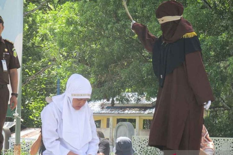 Terpidana pelanggaran syariat Islam menjalani eksekusi cambuk di Jantho, Kabupaten Aceh Besar, Jumat (7/6/2024). 