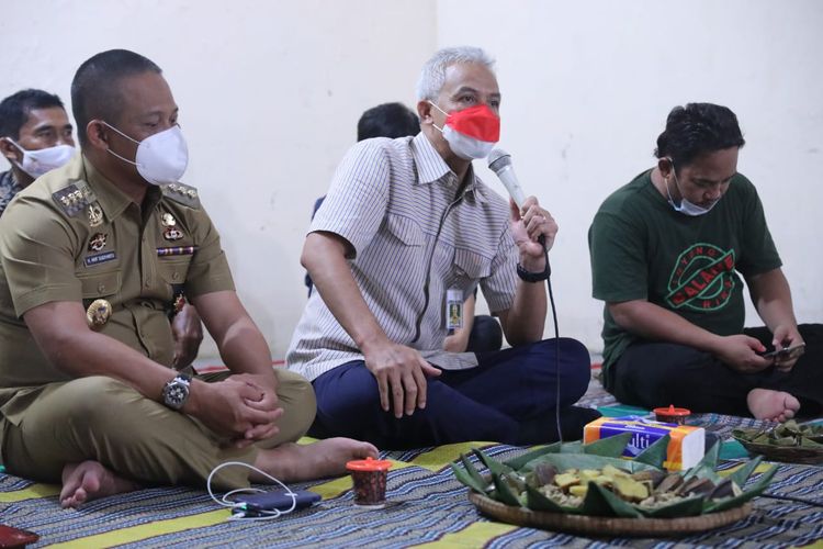 Gubernur Jawa Tengah (Jateng) Ganjar Pranowo saat mengikuti rapat yang dipimpin langsung oleh Menteri Koordinator Bidang Kemaritiman dan Investasi (Menko Kemaritiman) Luhut Binsar Pandjaitan secara virtual di Desa Gunungsari, Karanggayam, Kebumen, Jateng, Selasa (11/1/2021).