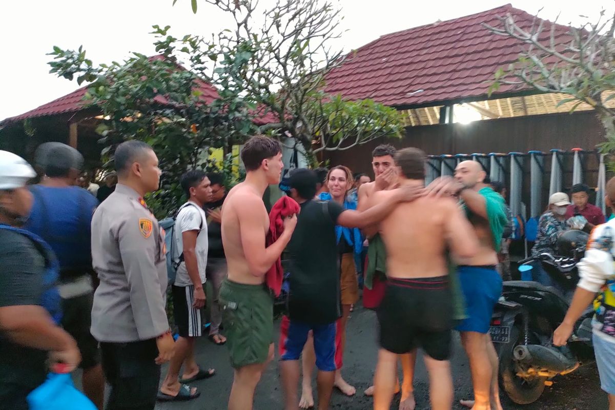 Para wisatawan asing yang berhasil selamat dari kecelakaan rafting di aliran Sungai  Ayung, Banjar Tanggayuda,  Desa Kedewatan, Kecamatan Ubud, Kabupaten Gianyar, Bali pada Senin (3/10/2022). /Polsek Ubud