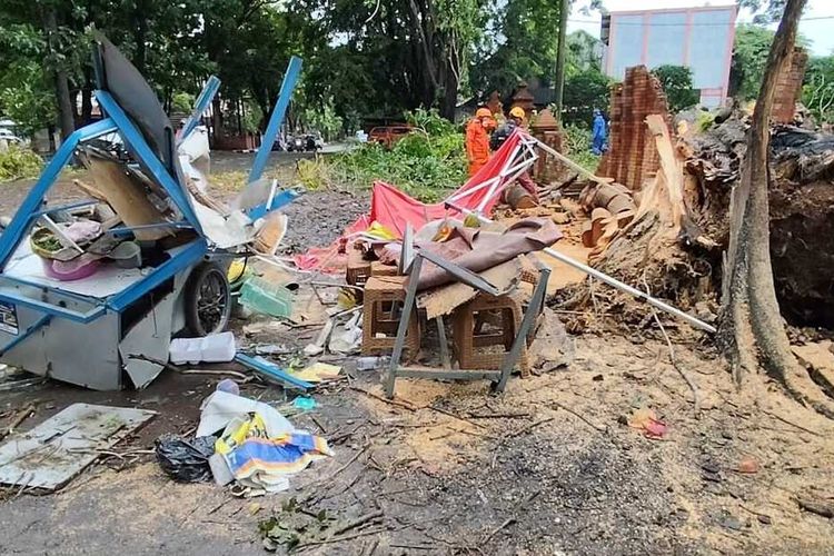 Pilu Pasutri Penjual Rawon, Baru Buka, Tertimpa Pohon hingga Luka, Gerobak Hancur