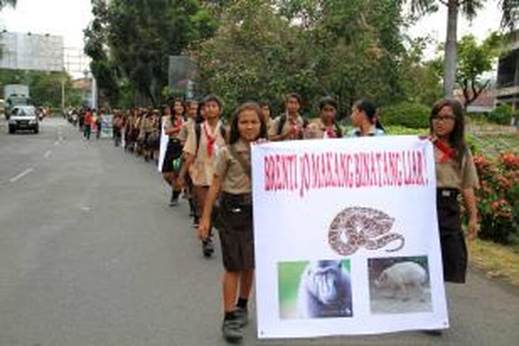 Ratusan anak sekolah berjalan kaki di Kota Bitung, Sulawesi Utara berkampanye menyerukan dihentikannya kebiasaan mengonsumsi daging satwa liar yang dilindungi.
