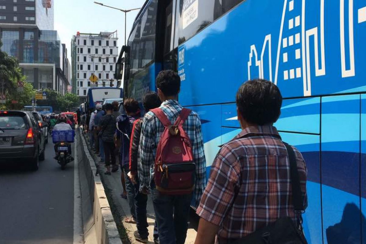 Petugas transjakarta mogok kerja dan menurunkan penumpang di Jalan KH Hasyim Ashari sebelum halte Harmoni, Jakarta Barat, Senin (12/6/2017). Aksi ini menimbulkan kekecewaan dari penumpang dan menyebabkan arus lalu lintas tersendat.