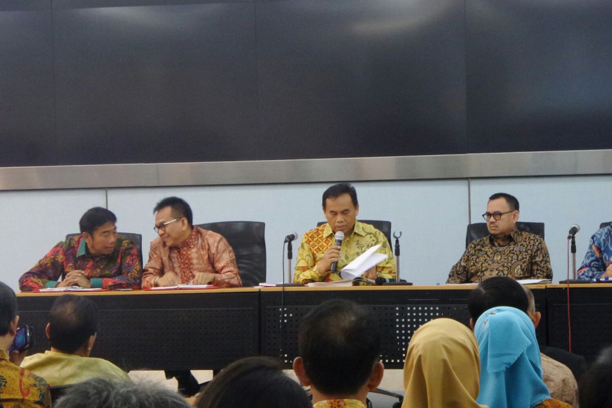 Ketua tim sinkronisasi Anies-Sandiaga, Sudirman Said, bersama dengan Sekda DKi Saefullah, Wakil Ketua DPRD DKI Mohamad Taufik dan Abraham Lunggana membahas RPJMD 2018-2022 di Balai Kota Jakarta, Jumat (2/6/2017). 