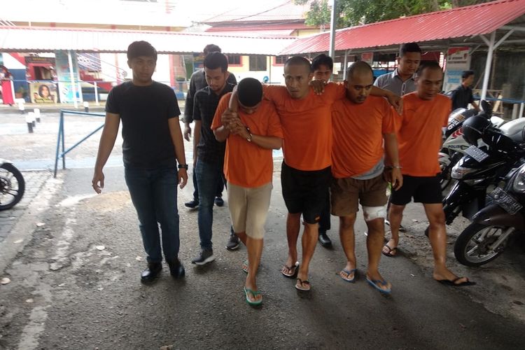 Jajaran Satreskrim Polres Tanjungpinang berhasil meringkus 4 kawanan pelaku perampokan nasabah di salah satu Bank yang ada di Tanjungpinang.