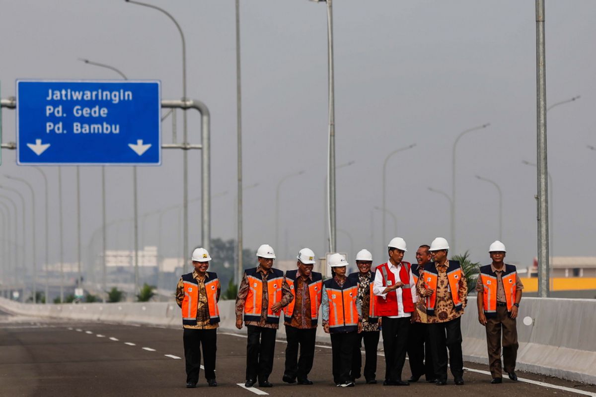 Presiden Joko Widodo (rompi merah) meninjau ruas jalan Tol Bekasi-Cawang-Kampung Melayu (Becakayu) di kawasan Jakasampurna, Bekasi, Jawa Barat, Jumat (3/11/2017). Presiden Joko Widodo meresmikan ruas jalan tol yakni Seksi 1B dan 1C sepanjang 8,26 kilometer yang terbentang dari Cipinang Melayu-Pangkalan Jati-Jakasampurna. KOMPAS.com/GARRY ANDREW LOTULUNG