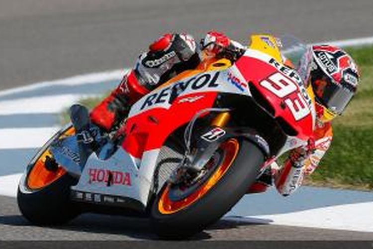 Pebalap Honda, Marc Marquez menikung di Sirkuit Indianapolis Motor Speedway, pada sesi pemanasan jelang balapan GP Indianapolis, Minggu (18/8/2013) pagi waktu setempat.