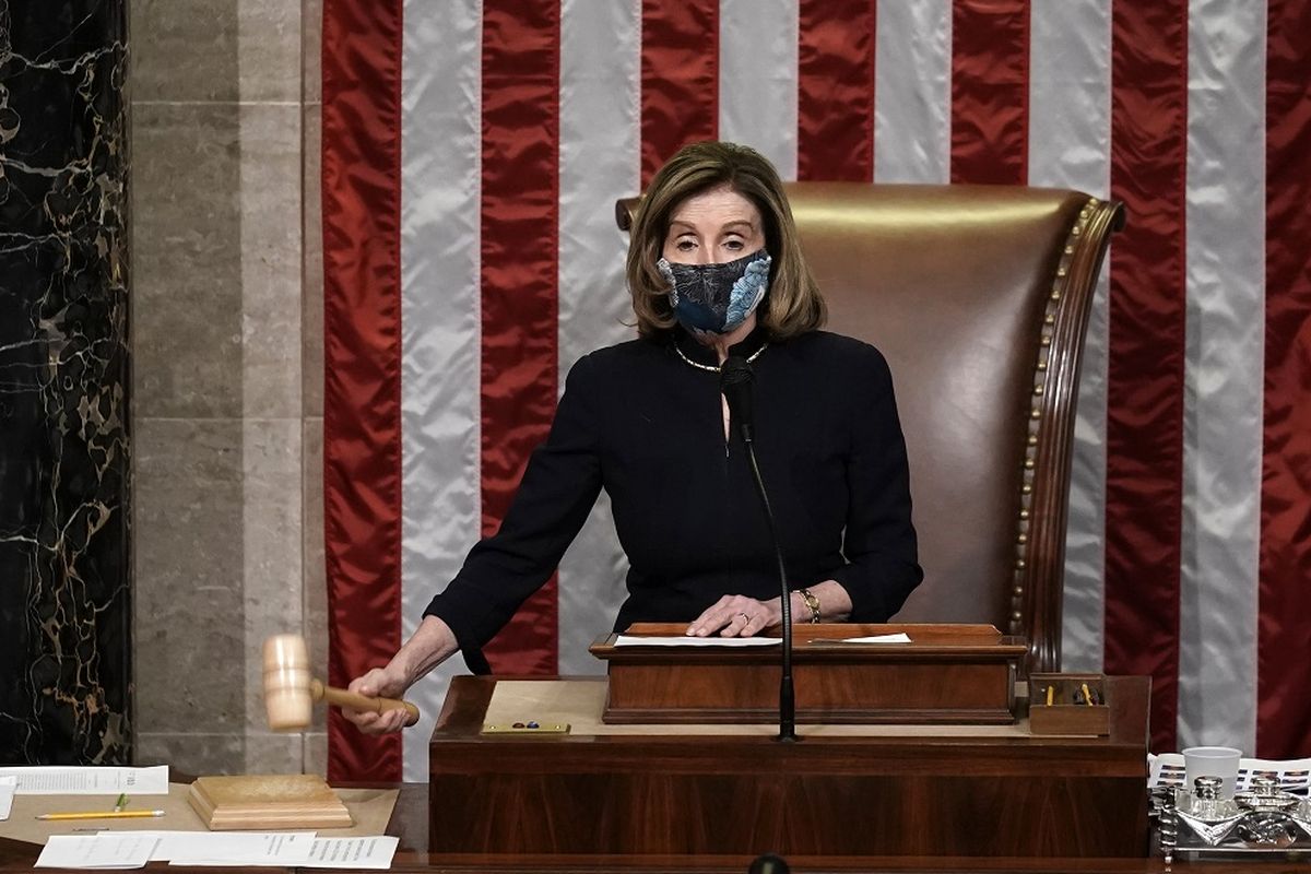 Ketua DPR Nancy Pelosi mengetok palu setelah pemungutan suara dilakukan untuk memakzulkan Presiden AS Donald Trump di Gedung Capitol, Rabu (13/1/2021).