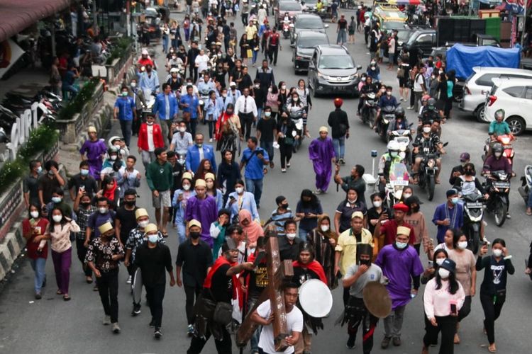 Foto: Rangkaian kegiatan Jalan Salib pada perayaan Paskah Oikumene Kota Pematangsiantar, Jumat (15/4/2022) | Dok: Pemkot Pematangsiantar.