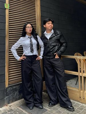 Motif garis selalu jadi andalan. Ini 6 rekomendasi celana stripe brand lokal yang nyaman, stylish, dan cocok dipakai harian hingga ke kantor.