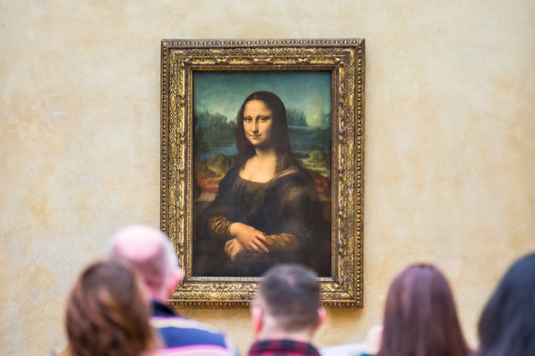 Karya seni Renaisans paling terkenal, lukisan Mona Lisa  disaksikan pengunjung. 