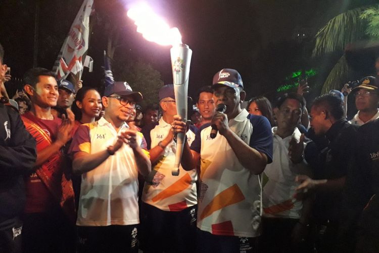 Sekretaris Kota Jakarta Utara Desi Putra menerima obor Asian Games 2018 dari Menteri Ketenagakerjaan Hanif Dakhiri di GOR Sunter, Kamis (16/8/2018).