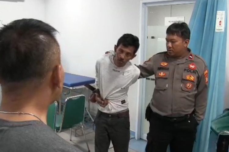 Pelaku perampokan babak belur dihajar korban di Jalan Tol Jorr 2 KM 13, Pesanggrahan, Jakarta Selatan, Sabtu (15/7/2023). 