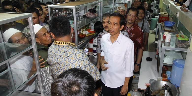 Gubernur DKI Jakarta Joko Widodo berbincang dengan pedagang makanan usai meresmikan Food Court Pasar Blok G Pasar Tanah Abang, Jakarta Pusat, Senin (14/4/2014). Sebanyak 103 pedagang membuka usahanya untuk melayani pengunjung pasar yang didanai oleh beberapa bank di Jakarta. Warta Kota/Angga Bhagya Nugraha