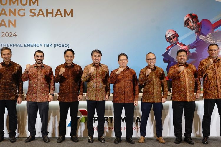 (Ki-Ka) Komisaris PT Pertamina Geothermal Energy Tbk Gigih Udi Atmo, Komisaris Independen PT Pertamina Geothermal Energy Tbk Abdulla Zayed, Komisaris Independen PT Pertamina Geothermal Energy Tbk Abdul Musawir Yahya, Komisaris PT Pertamina Geothermal Energy Tbk John Eusebius Iwan Anis, Direktur Utama PT Pertamina Geothermal Energy Tbk Julfi Hadi, Direktur Keuangan PT Pertamina Geothermal Energy Tbk Yurizki Rio, Direktur Eksplorasi dan Pengembangan PT Pertamina Geothermal Energy Tbk Edwil Suzandi, dan Direktur Operasi PT Pertamina Geothermal Energy Tbk Ahmad Yani berfoto bersama pada acara Rapat Umum Pemegang Saham Tahunan (RUPST) PT Pertamina Geothermal Energy Tbk (PGE) (IDX: PGEO) Tahun Buku 2024 pada Selasa (3/6/2025) di Jakarta.