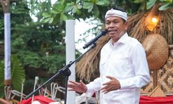 Dedi Mulyadi Minta Warga Jabar Memilih: Dana Bantuan Sekolah atau Beasiswa?