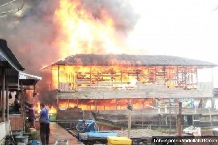 Api membakar di pemukiman padat penduduk di Desa Nipah Panjang, Tanjab Timur

